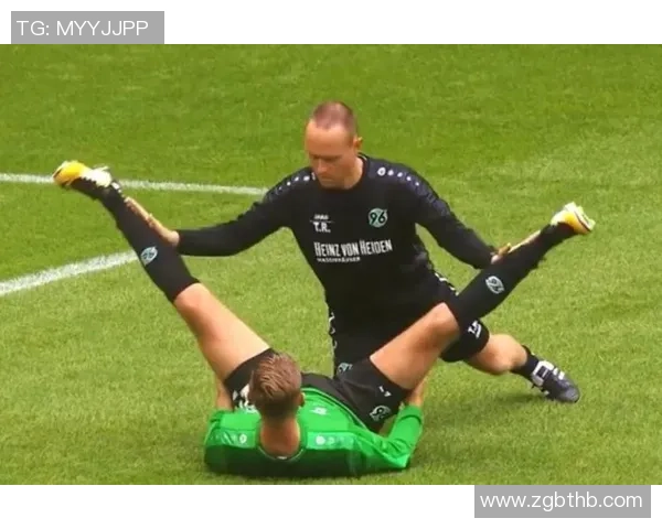 足球明星沙滩上意外尴尬瞬间引发热议网友调侃不断